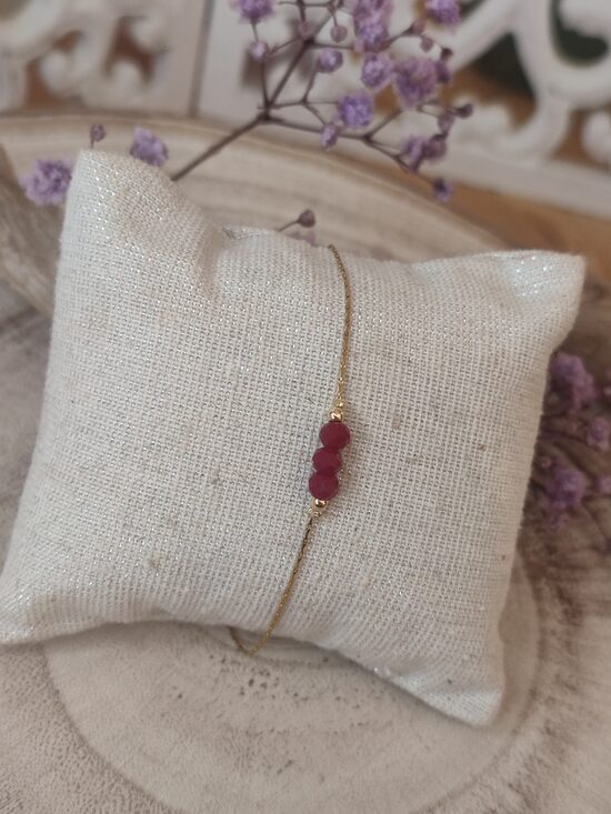 Bracelet acier inoxydable doré et ses perles bordeaux réf.B880