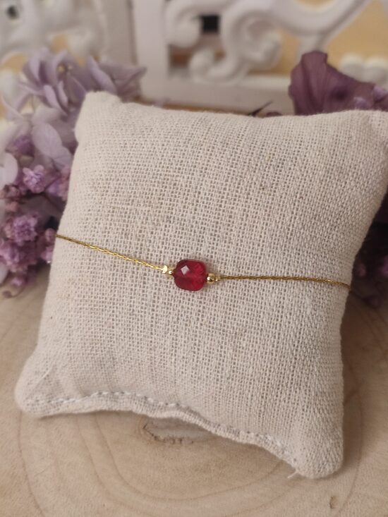 Bracelet acier inoxydable et sa petite perle facettée rouge cerise 🍒