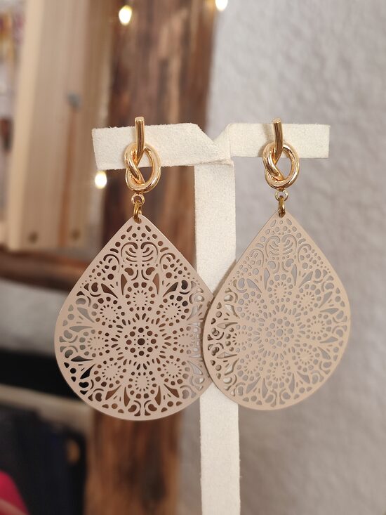 Boucles d'oreilles en laiton et métal peint beige réf.C6H