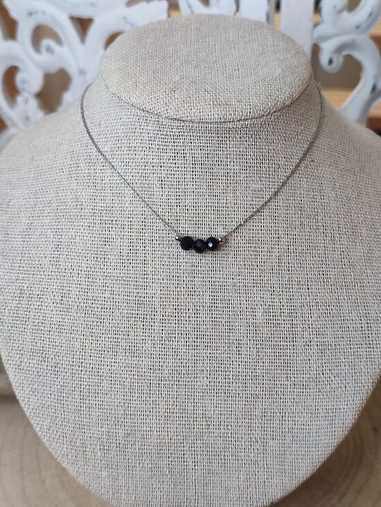 Collier acier inoxydable argenté 🩶 et ses perles noires 🖤