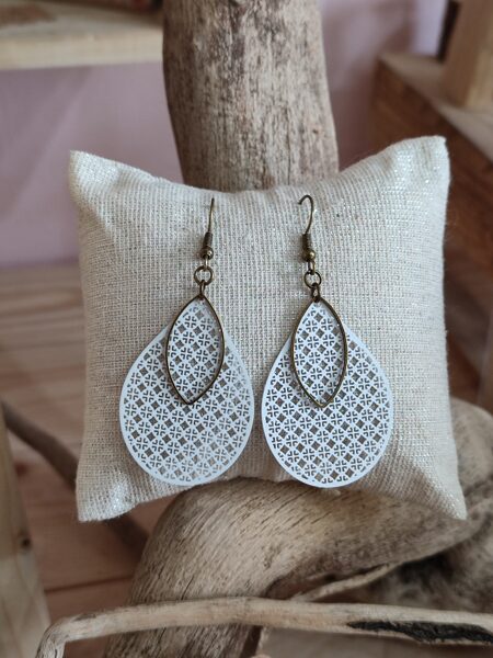 Boucles d'oreilles en laiton et métal peint blanc réf.B469