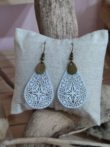 Boucles d'oreilles en laiton et métal peint blanc réf.B473