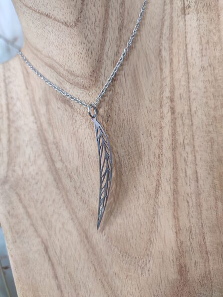 Collier en acier inox argenté et sa longue feuille 🖤 réf.B556