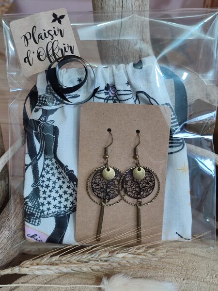 Boucles d'oreilles en laiton et son pochon 🖤 réf.B816