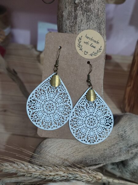 Boucles d'oreilles en laiton et métal peint blanc réf.B471